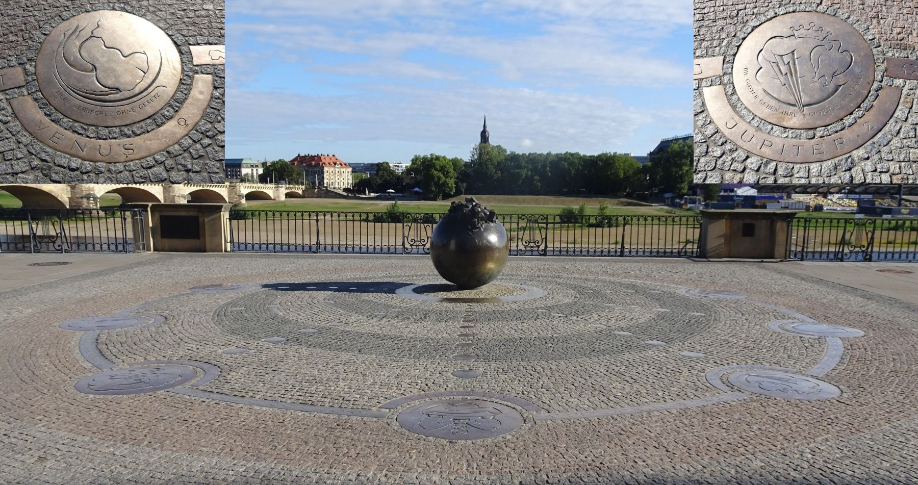 Planetendenkmal auf der Br&uuml;hlschen Terrasse